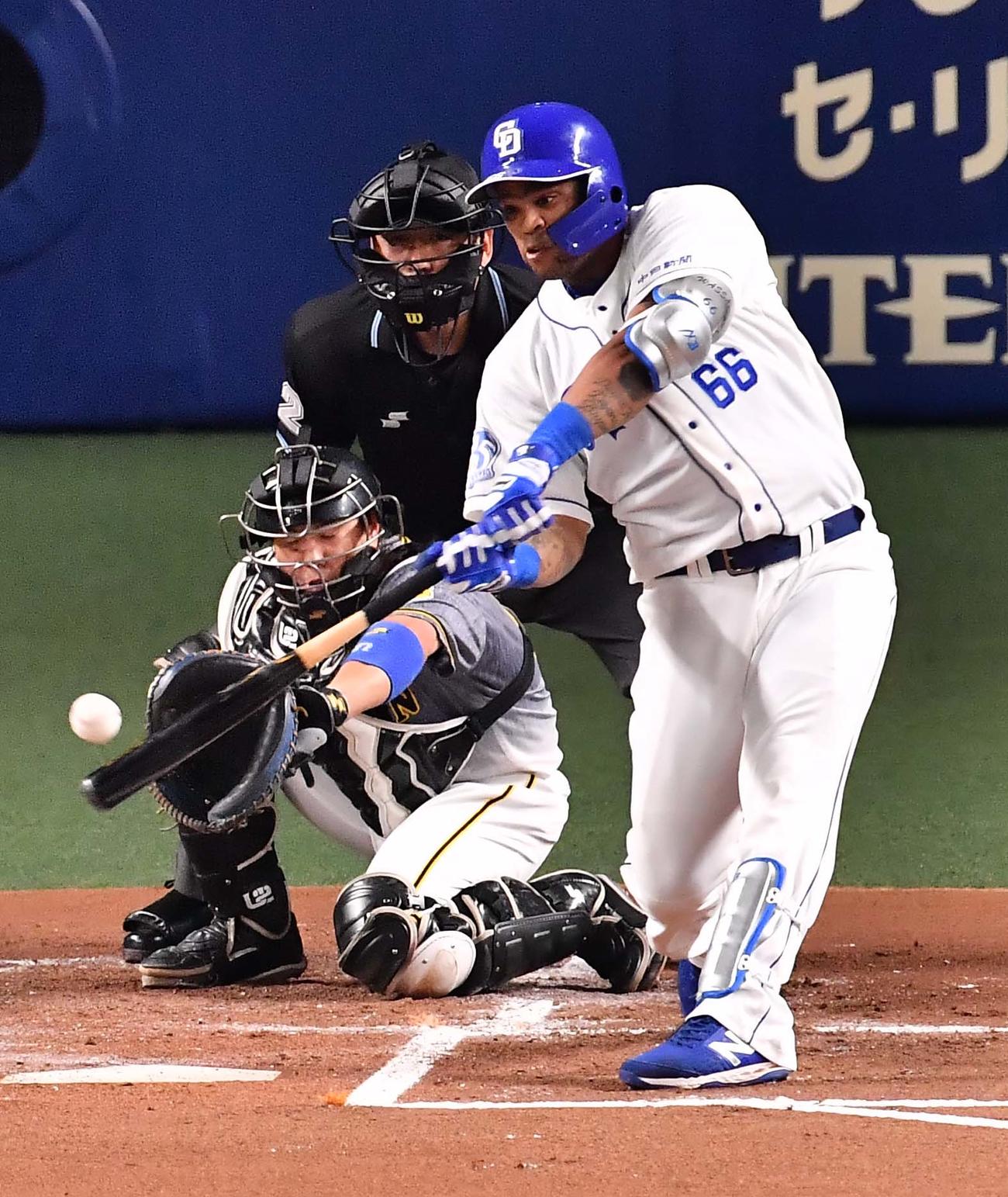 阪神対中日　1回裏中日2死一塁、右中間へ先制適時二塁打を放つビシエド（撮影・上田博志）