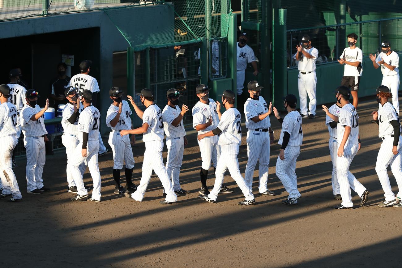 イースタン・リーグ優勝を決めたロッテ2軍（球団提供）