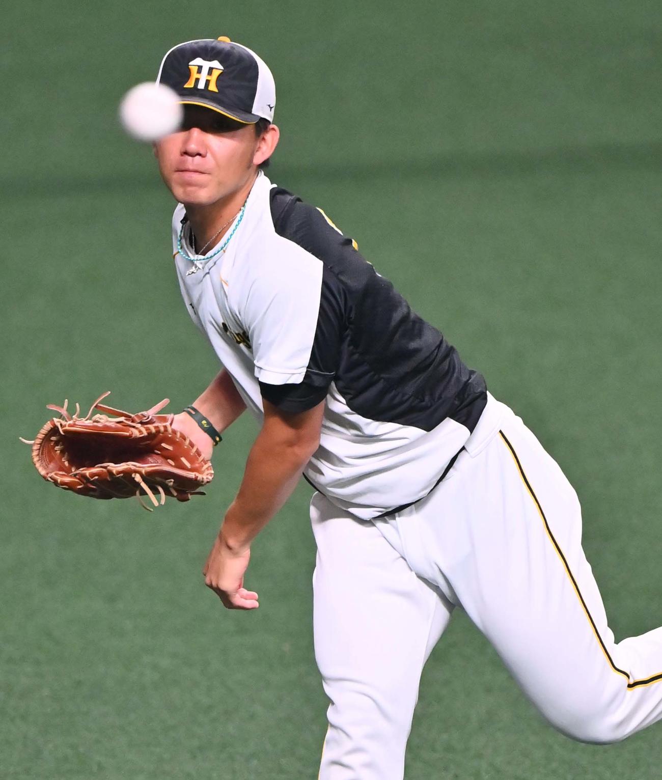 阪神対中日　キャッチボールをして調整する伊藤将（撮影・上田博志）