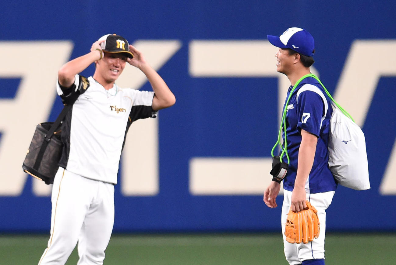 中日対阪神　試合前、柳（右）と言葉を交わす伊藤将（左）（撮影・森本幸一）