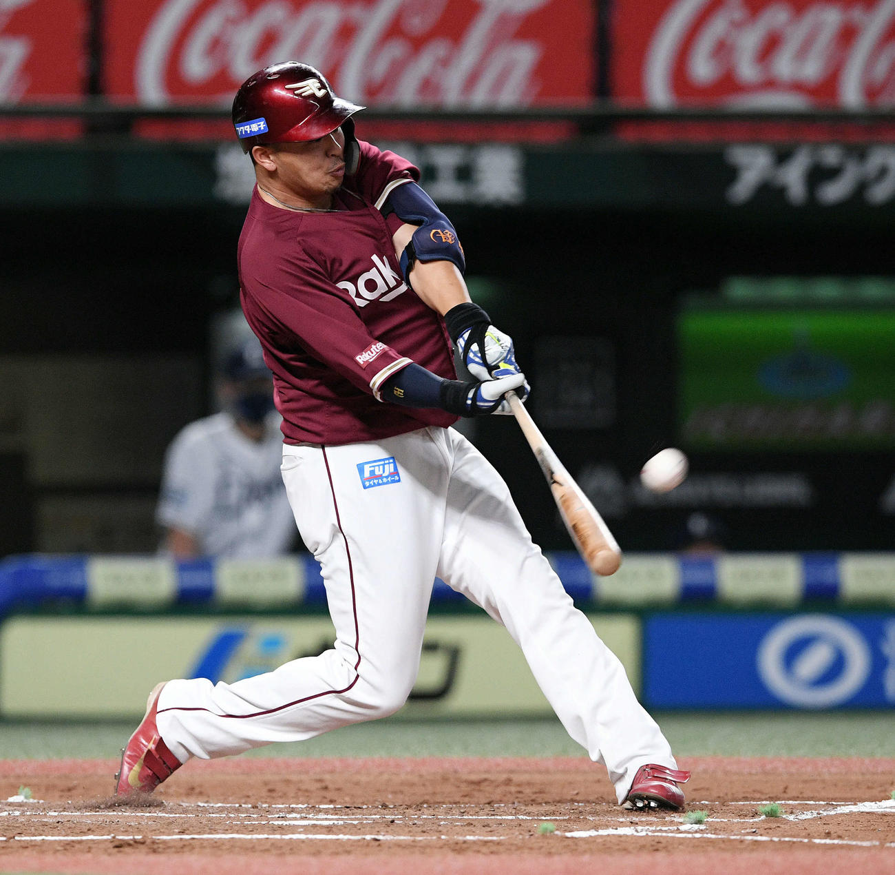 西武対楽天　3回表楽天1死一塁、浅村は左中間へ2点本塁打を放つ（撮影・滝沢徹郎）