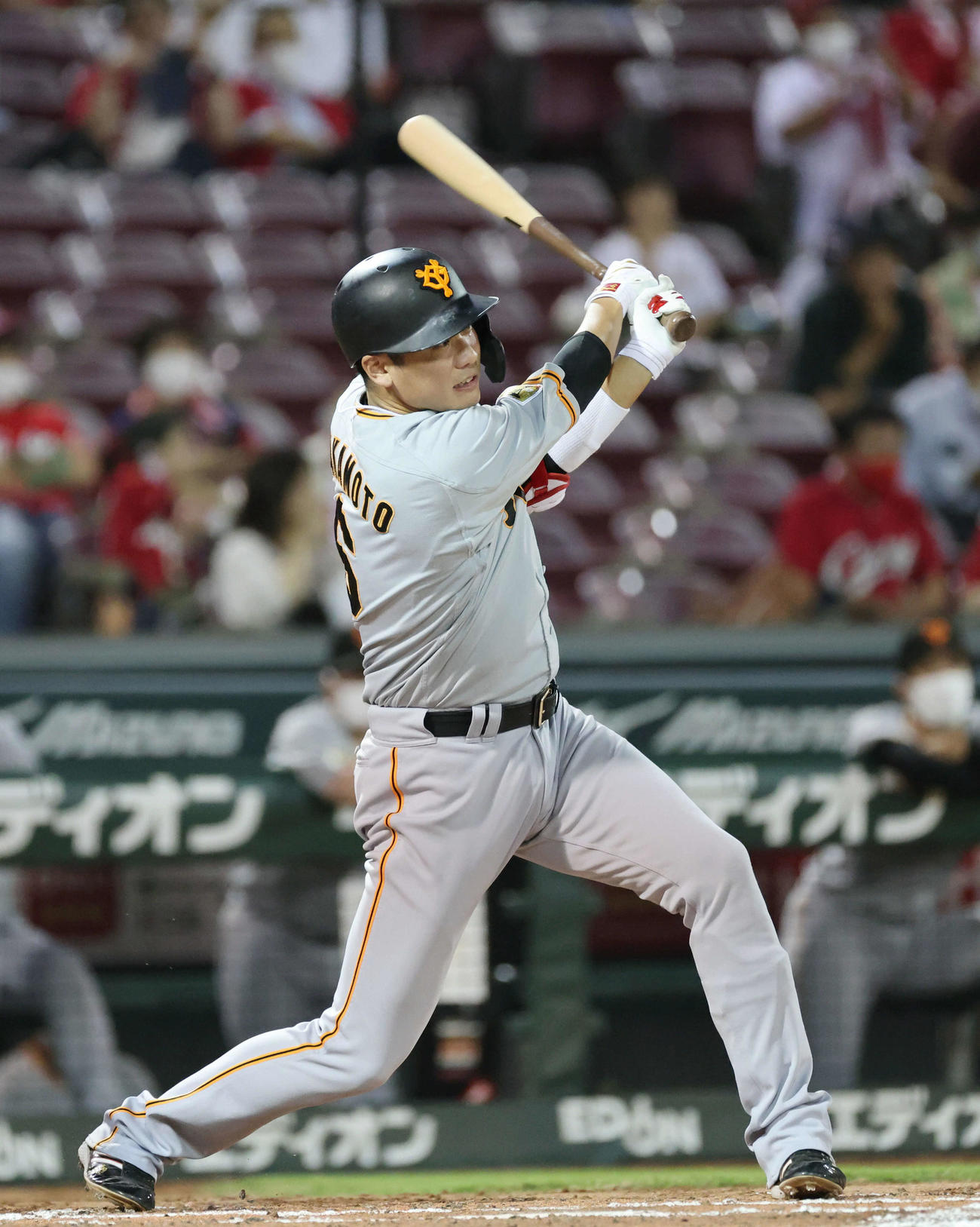 広島対巨人　3回表巨人1死一塁、坂本勇は右中間越え適時二塁打を放つ（撮影・加藤孝規）