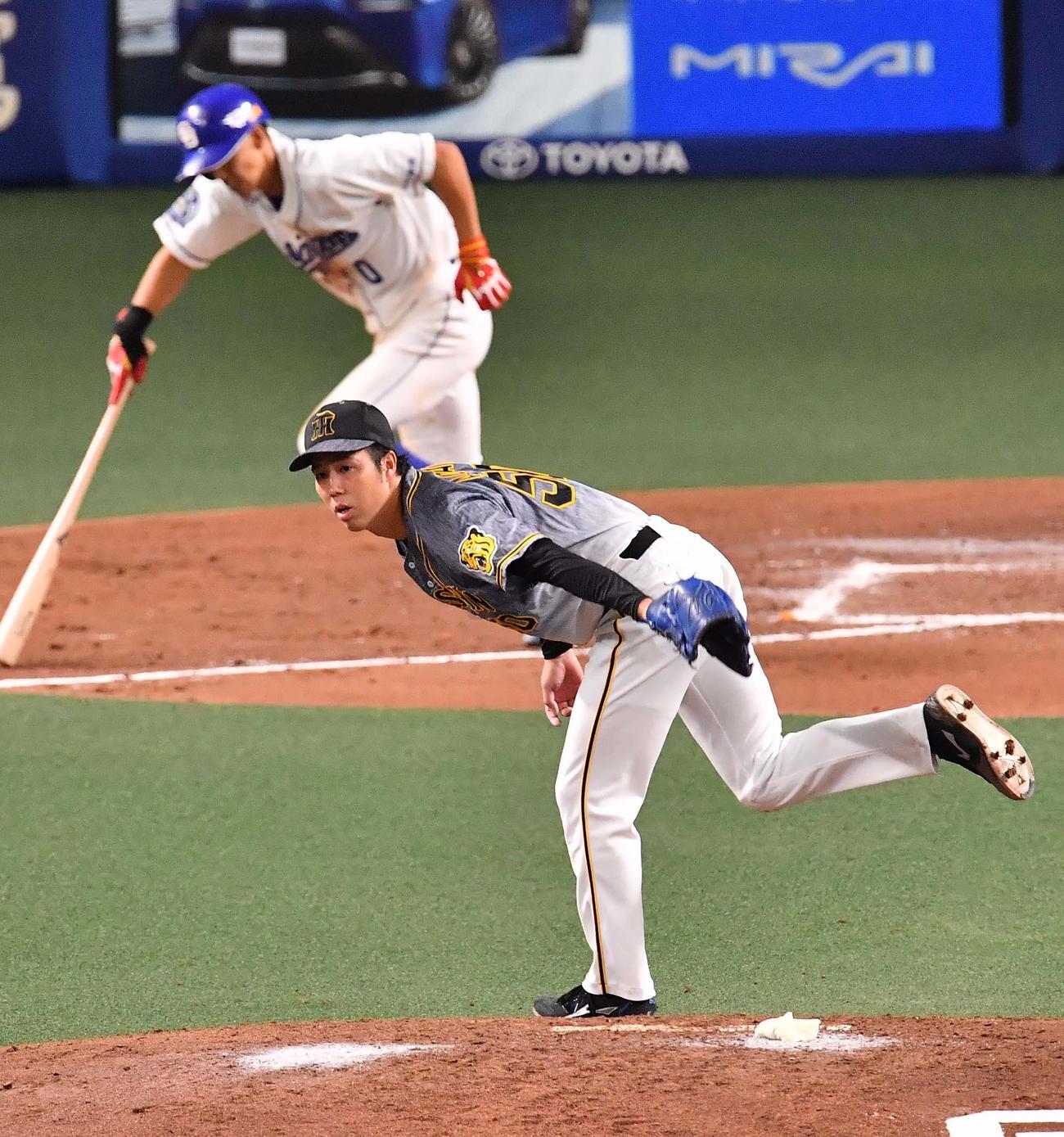 阪神対中日　3回裏中日1死、高松に二塁内野安打を浴びる青柳（撮影・上田博志）