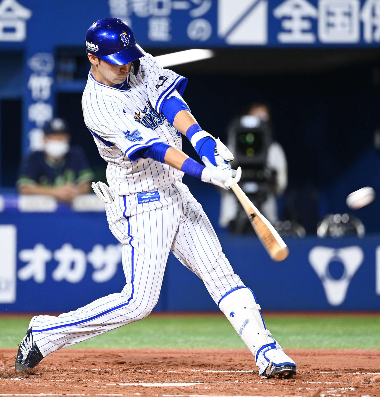 DeNA対ヤクルト　2回裏DeNA2死一、三塁、伊藤光は左中間へ適時二塁打を放つ（撮影・山崎安昭）