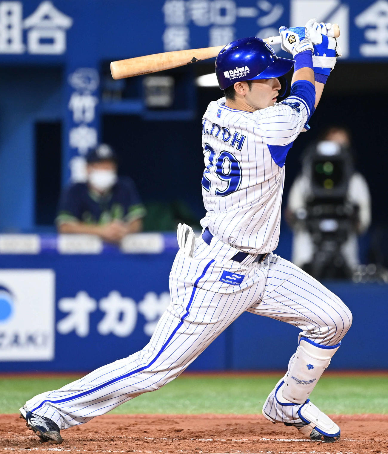 DeNA対ヤクルト　2回裏DeNA2死一、三塁、伊藤光は左中間へ適時二塁打を放つ（撮影・山崎安昭）
