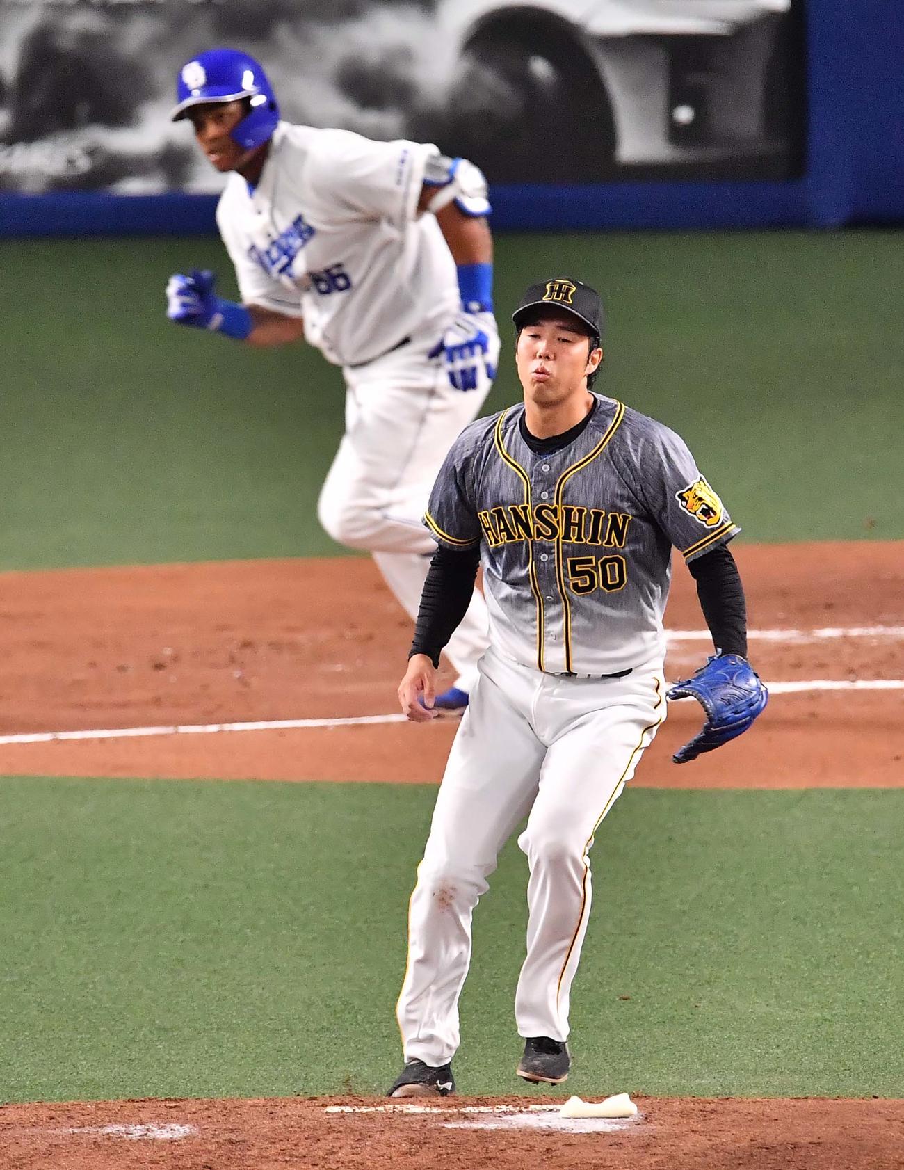 阪神対中日　1回裏中日2死一塁、ビシエドに右中間へ先制適時二塁打を浴びる青柳（撮影・上田博志）