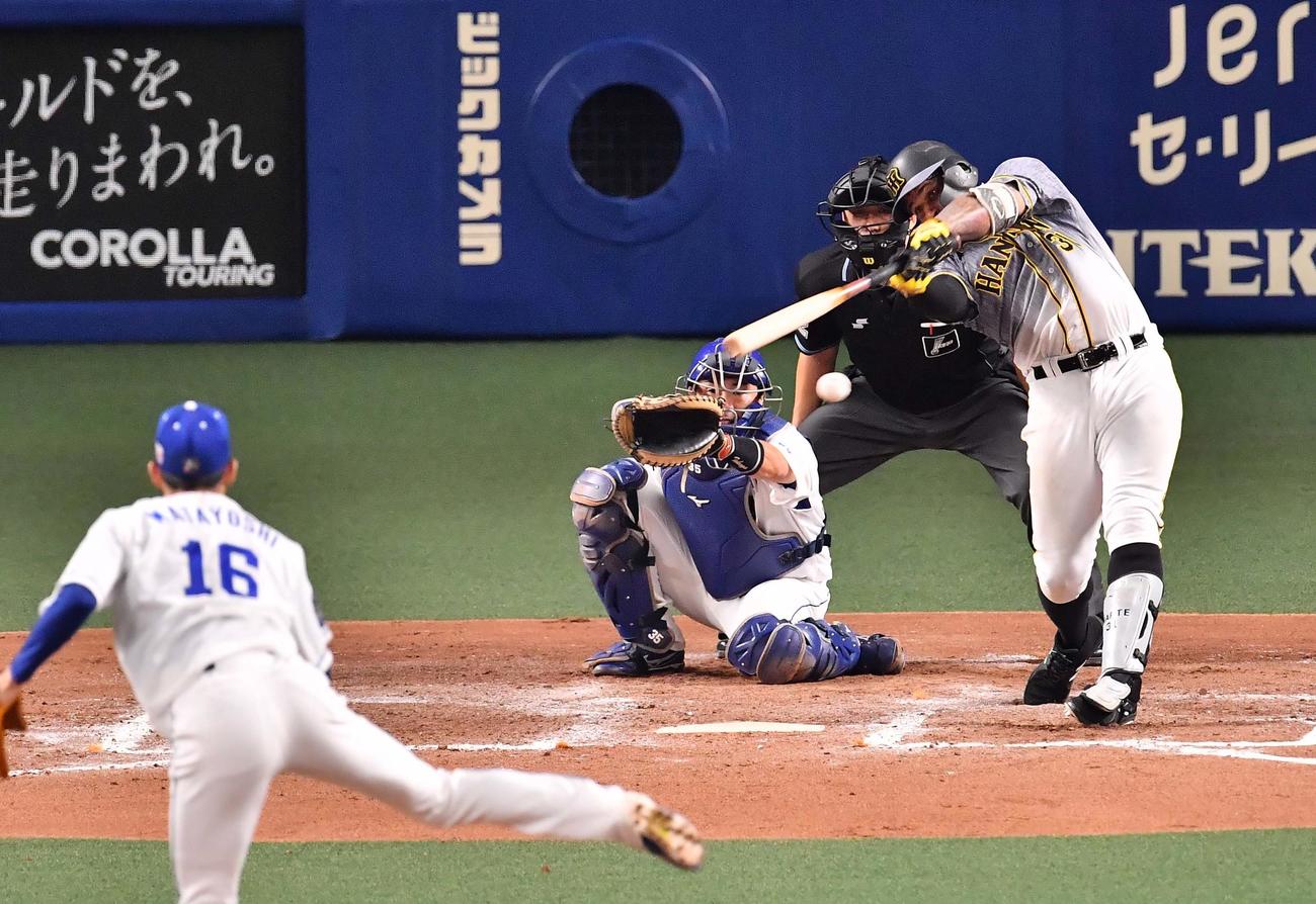阪神対中日　8回表阪神1死一、二塁、左前に適時打を放つマルテ（撮影・上田博志）