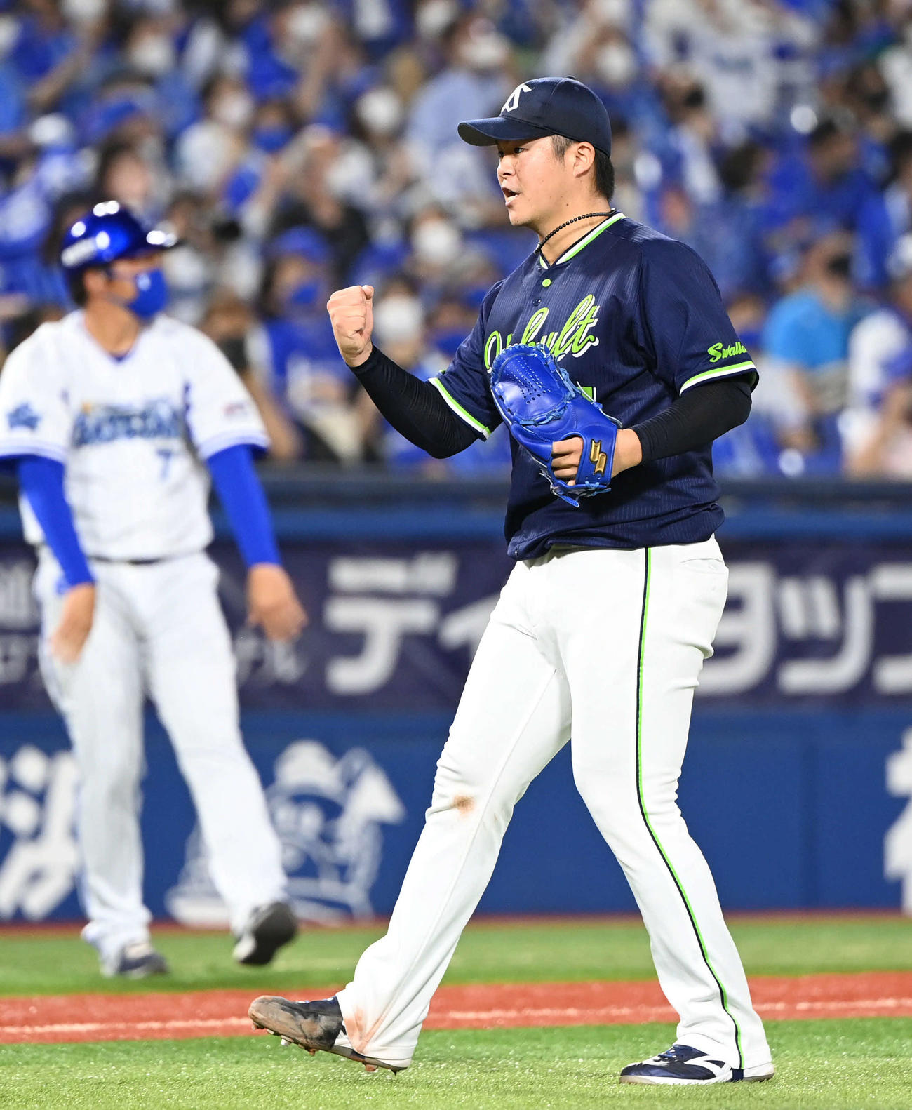 DeNA対ヤクルト　8回裏DeNA2死二塁、清水は佐野を中飛に仕留めてガッツポーズ（撮影・山崎安昭）