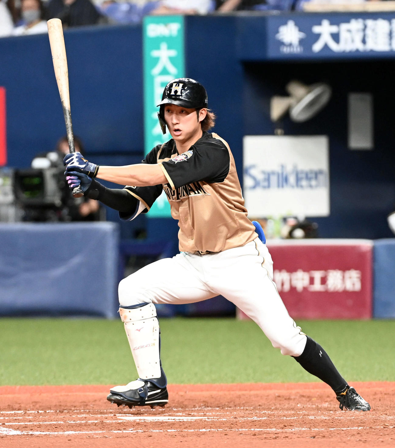 オリックス対日本ハム　5回表日本ハム2死二塁、先制の左適時二塁打を放つ浅間（撮影・前岡正明）