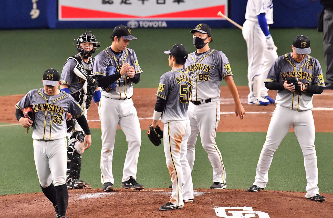 阪神対中日　マウンドの青柳晃洋に声を掛ける福原コーチ（右から2人目）と梅野（左から2人目）（撮影・上田博志）