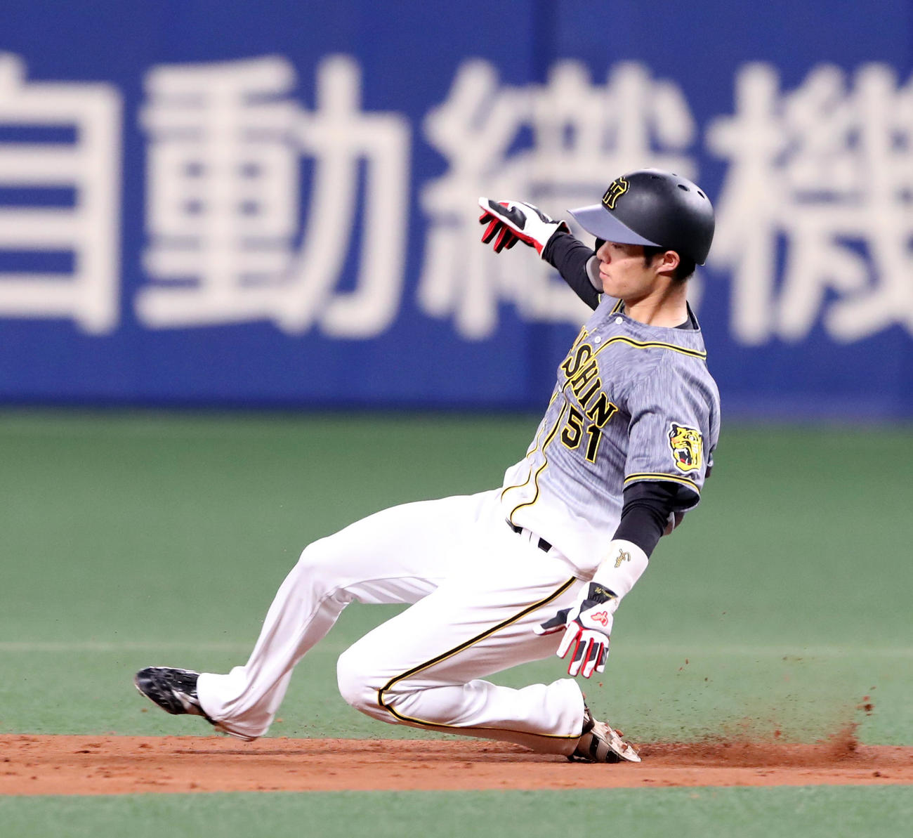 中日対阪神　3回表阪神2死一、三塁、一塁走者中野は二塁盗塁を決める（撮影・加藤哉）