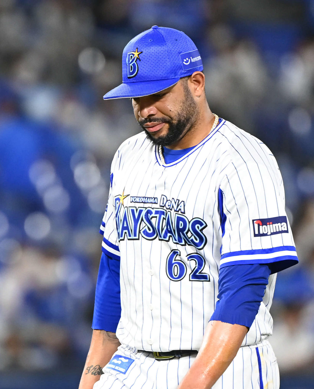 DeNA対ヤクルト　9回途中、降板するDeNAエスコバー（撮影・山崎安昭）