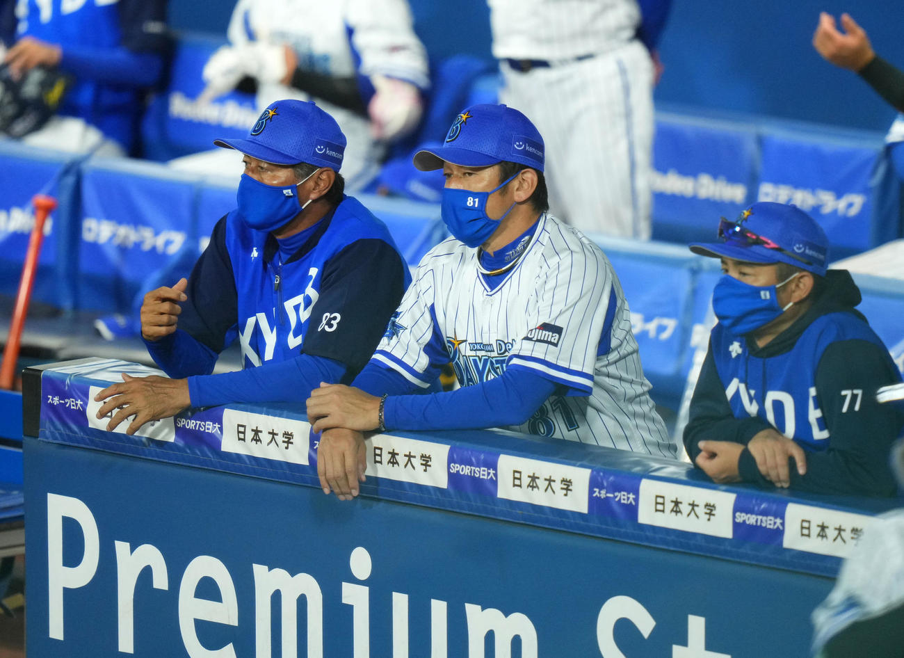 DeNA対ヤクルト　試合を見つめるDeNA三浦監督（中央）（撮影・横山健太）