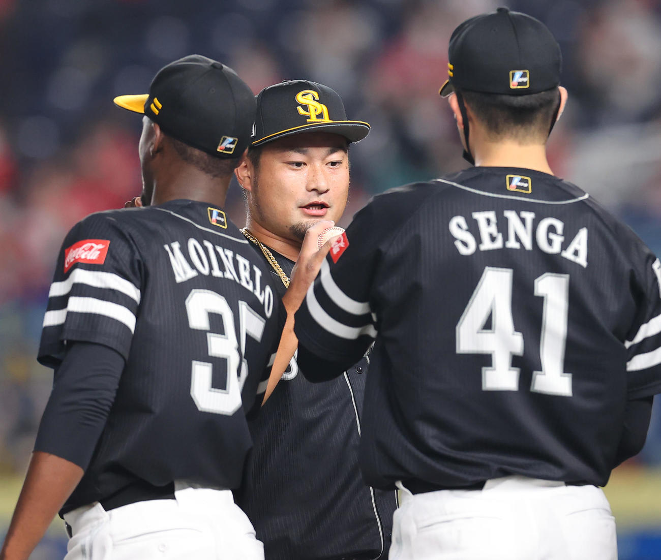 ロッテ対ソフトバンク　ロッテに勝利し勝利球を千賀（右）に渡すソフトバンク森（中央）（撮影・垰建太）