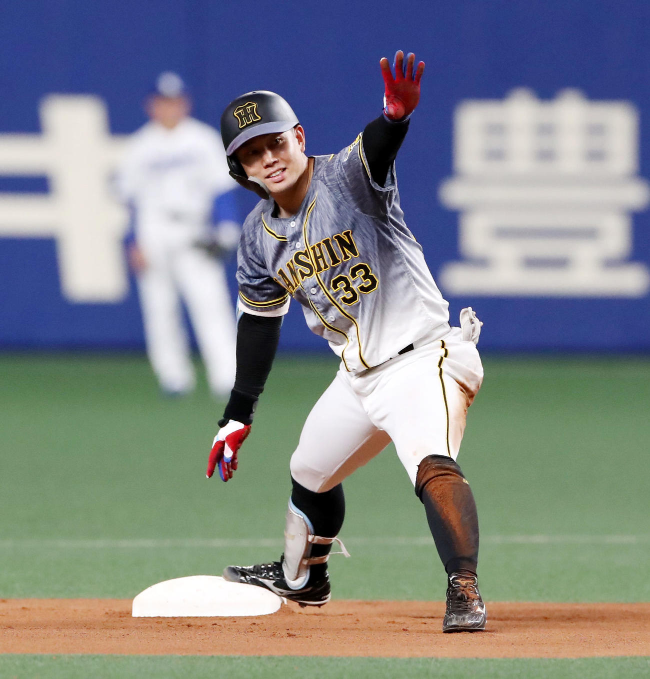 中日対阪神　6回表阪神無死、左へ二塁打を放った糸原（撮影・加藤哉）