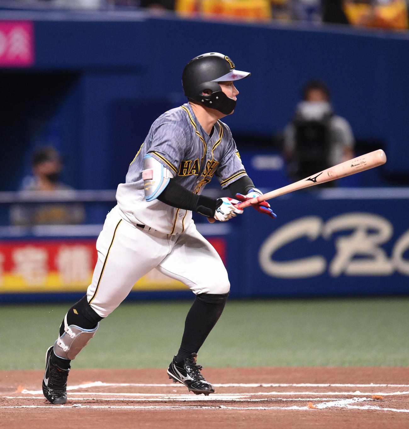 中日対阪神　6回表阪神無死、左中間に二塁打を放つ糸原（撮影・森本幸一）