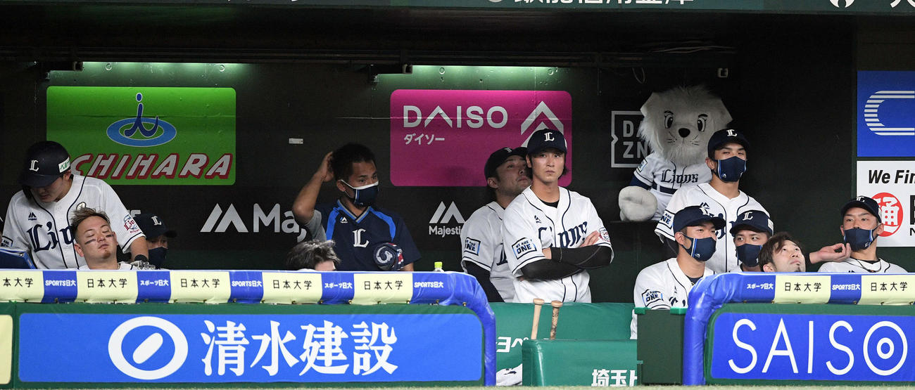 西武対楽天　9回、ベンチで肩を落とす森（左手前）ら西武ナイン（撮影・滝沢徹郎）
