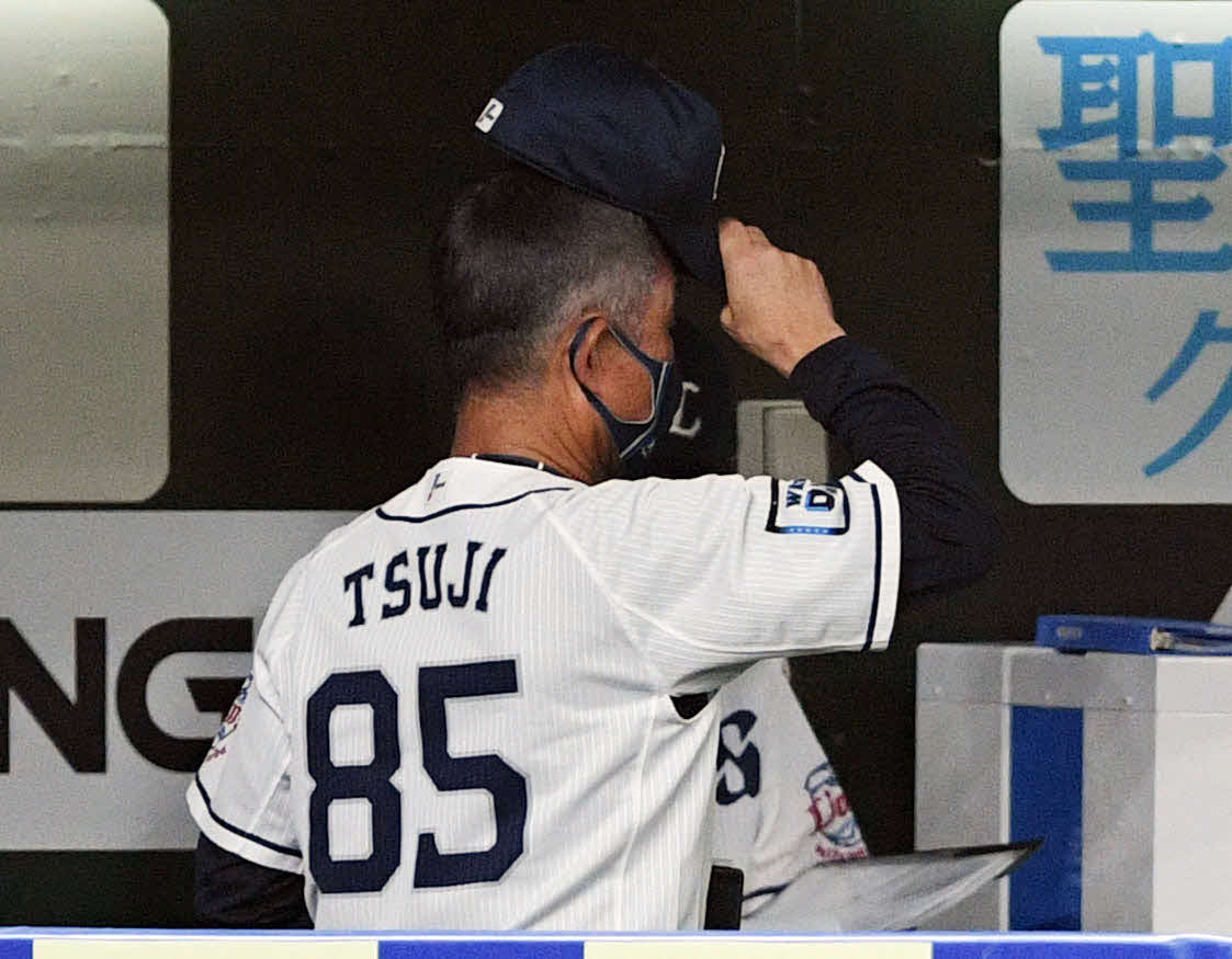 西武対楽天　試合に敗れベンチ裏へ引き揚げる西武辻監督（撮影・滝沢徹郎）