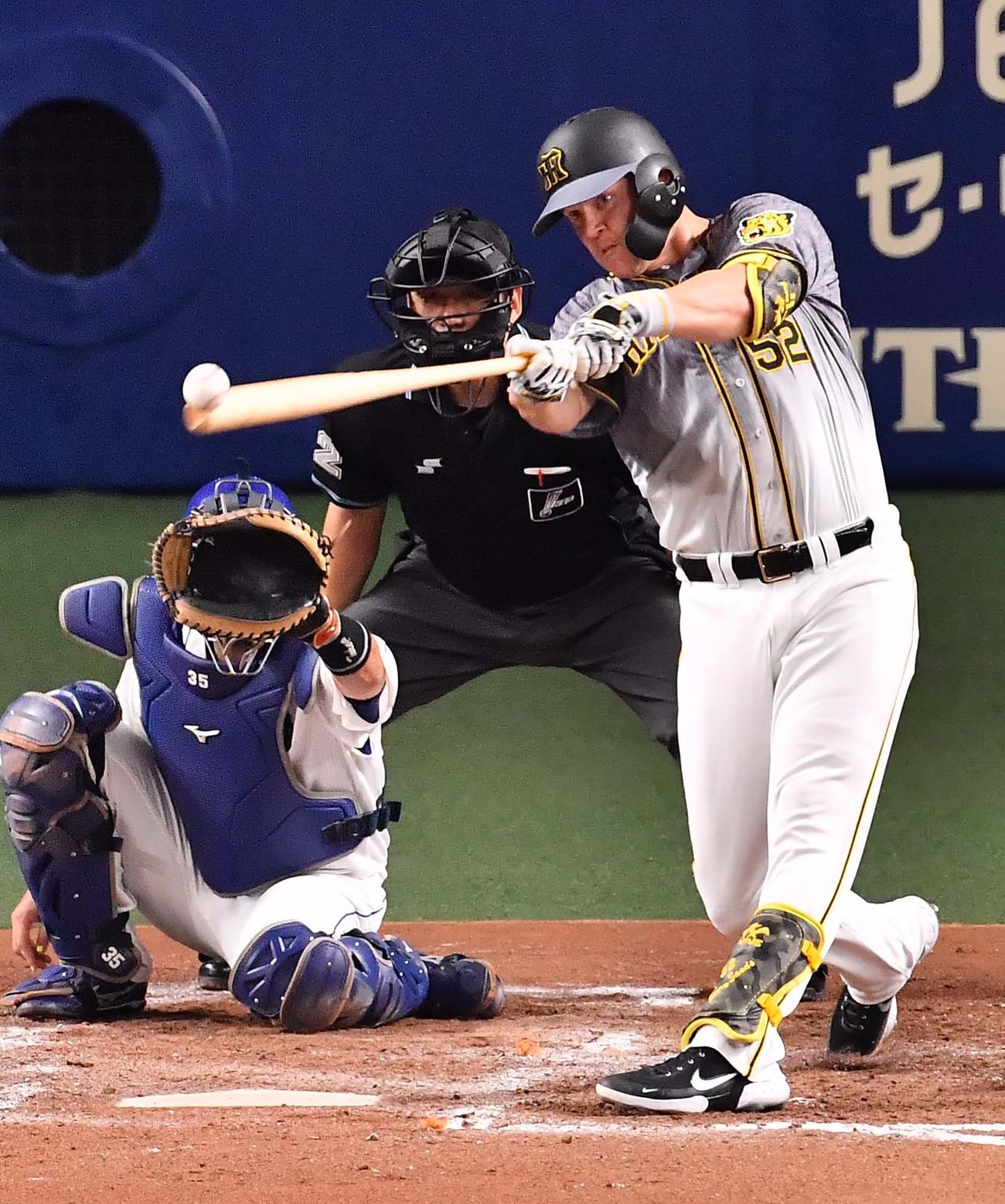 阪神対中日　4回表阪神1死、中前打を放つサンズ（撮影・上田博志）