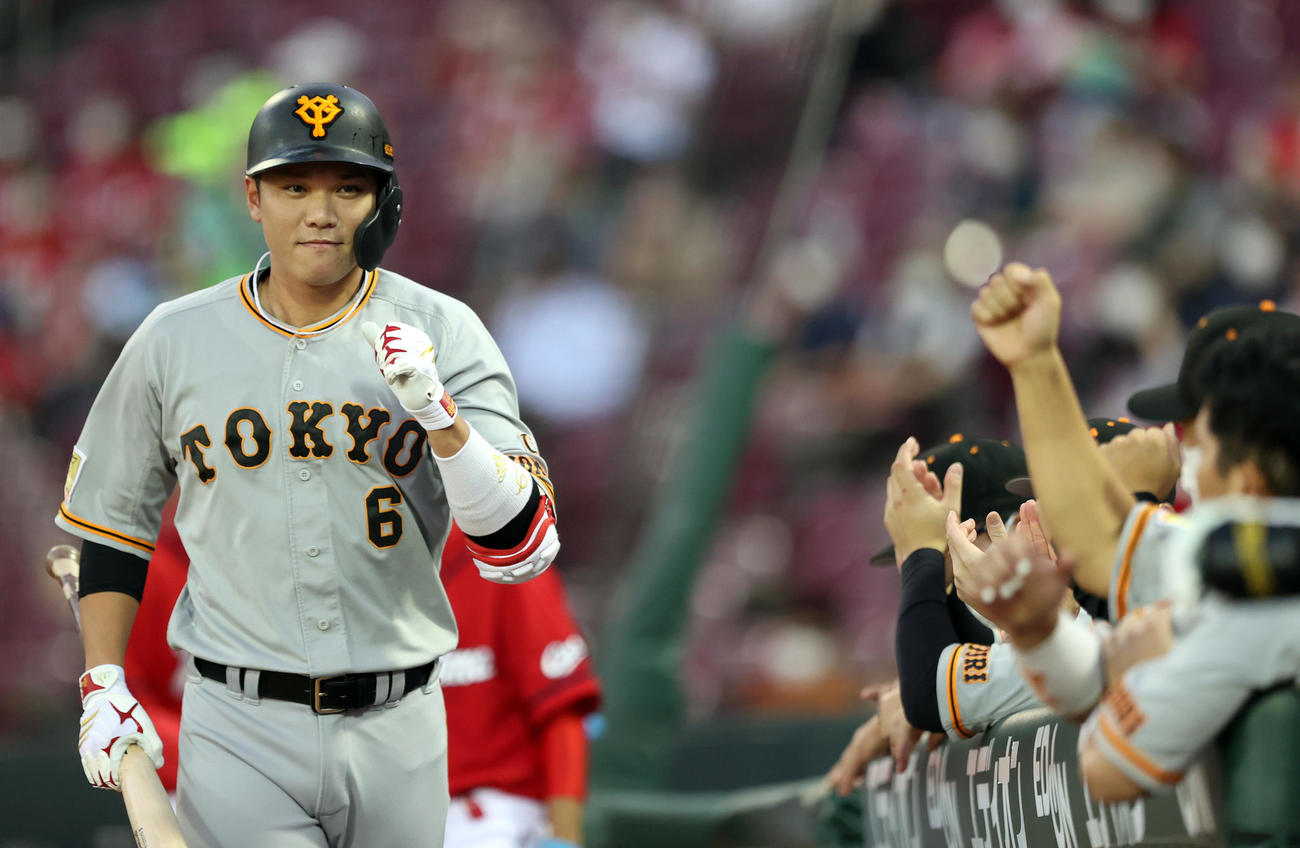 広島対巨人　1回表巨人無死一、二塁、送りバントを決め、ベンチに迎えられる坂本（撮影・狩俣裕三）