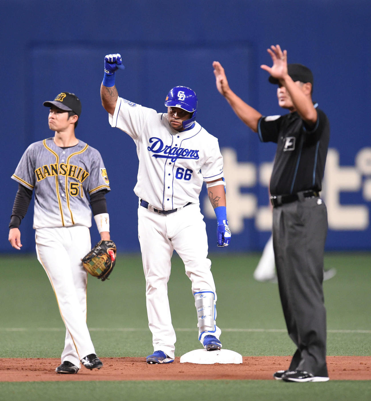 中日対阪神　1回裏中日2死一塁、右中間へ先制適時二塁打を放ったビシエド（中央）はガッツポーズ（撮影・森本幸一）