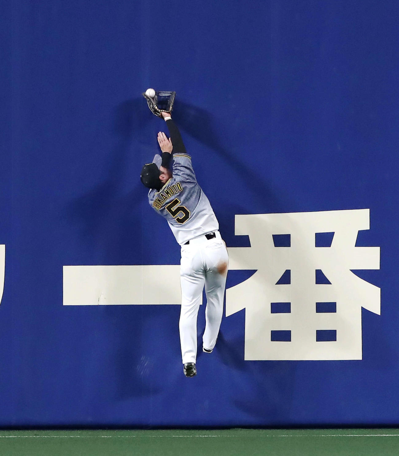 中日対阪神　8回裏中日無死、福留の飛球をジャンプして好捕する中堅手近本（撮影・加藤哉）