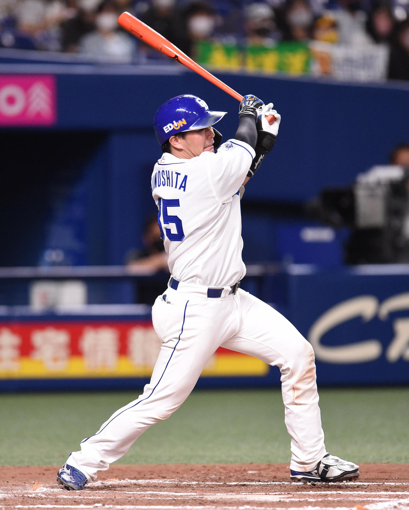 中日対阪神　6回裏中日1死二塁、右越え適時二塁打を放つ木下拓（撮影・森本幸一）