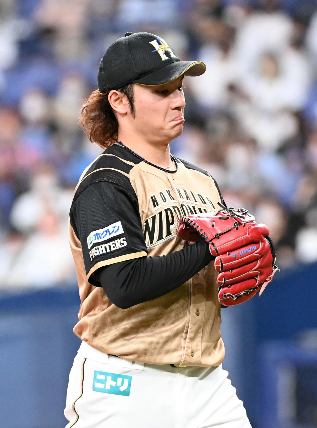 オリックス対日本ハム　7回裏オリックス1死満塁、交代を告げられ無念の表情でベンチに戻る伊藤（撮影・前岡正明）