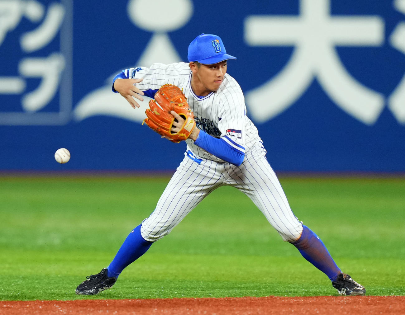 DeNA対ヤクルト　8回表ヤクルト無死、川端の打球を後逸する森（撮影・横山健太）