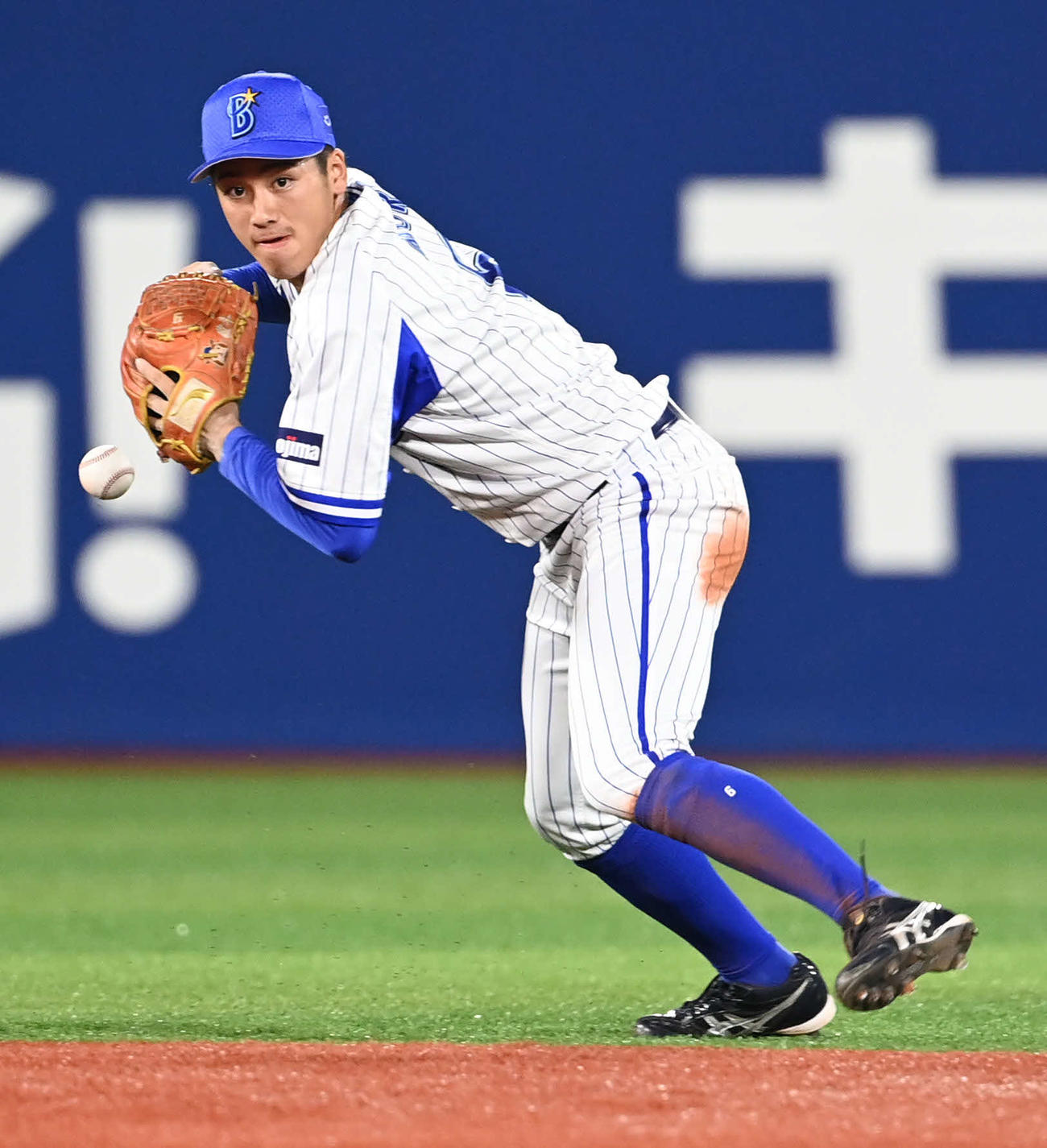 DeNA対ヤクルト　8回表ヤクルト無死、代打川端の遊ゴロを失策する森（撮影・山崎安昭）