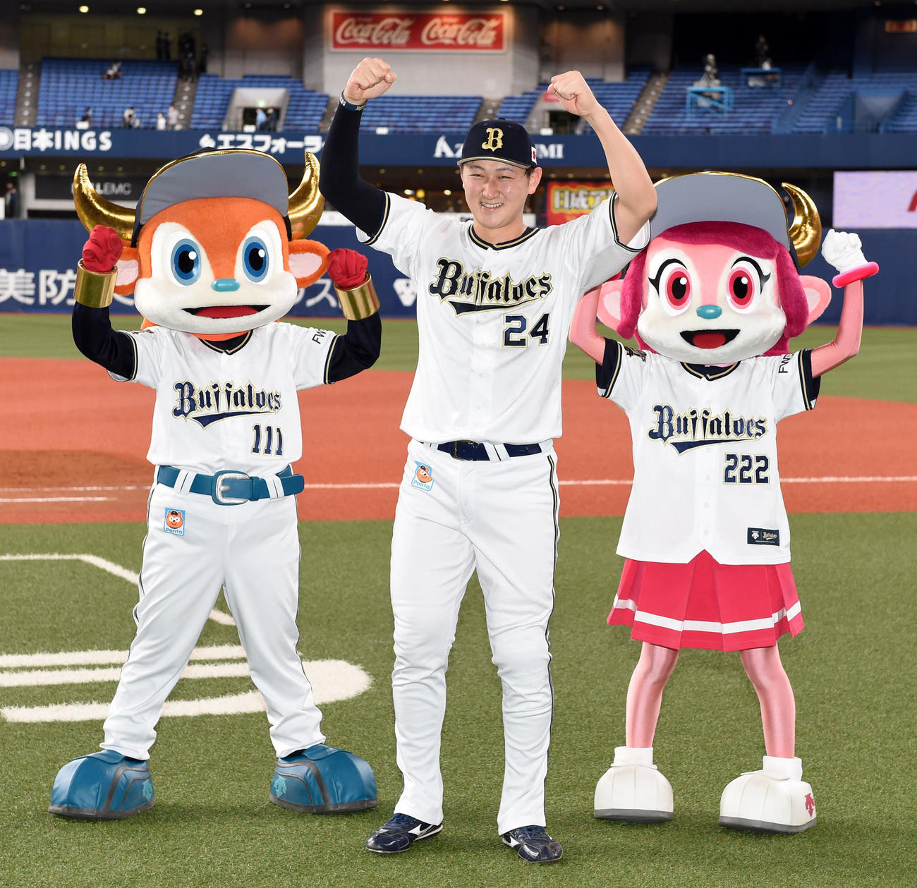 オリックス対日本ハム　笑顔でガッツポーズの紅林（撮影・前岡正明）