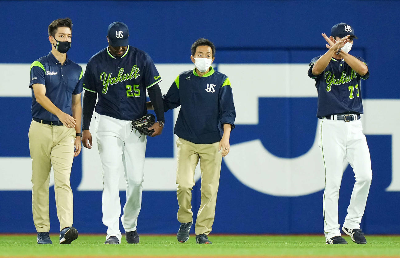 DeNA対ヤクルト　7回裏途中、負傷交代するヤクルトのサンタナ（左から2人目）（撮影・横山健太）