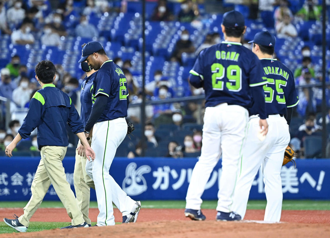DeNA対ヤクルト　7回途中、負傷交代するヤクルト・サンタナ（左から2人目）はチームメートに見送られる（撮影・山崎安昭）