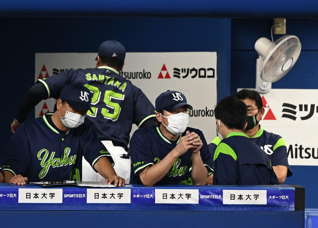 DeNA対ヤクルト　7回途中、負傷交代したヤクルト・サンタナ（後方）は高津監督（手前中央）の背後を通ってロッカーへ戻る（撮影・山崎安昭）