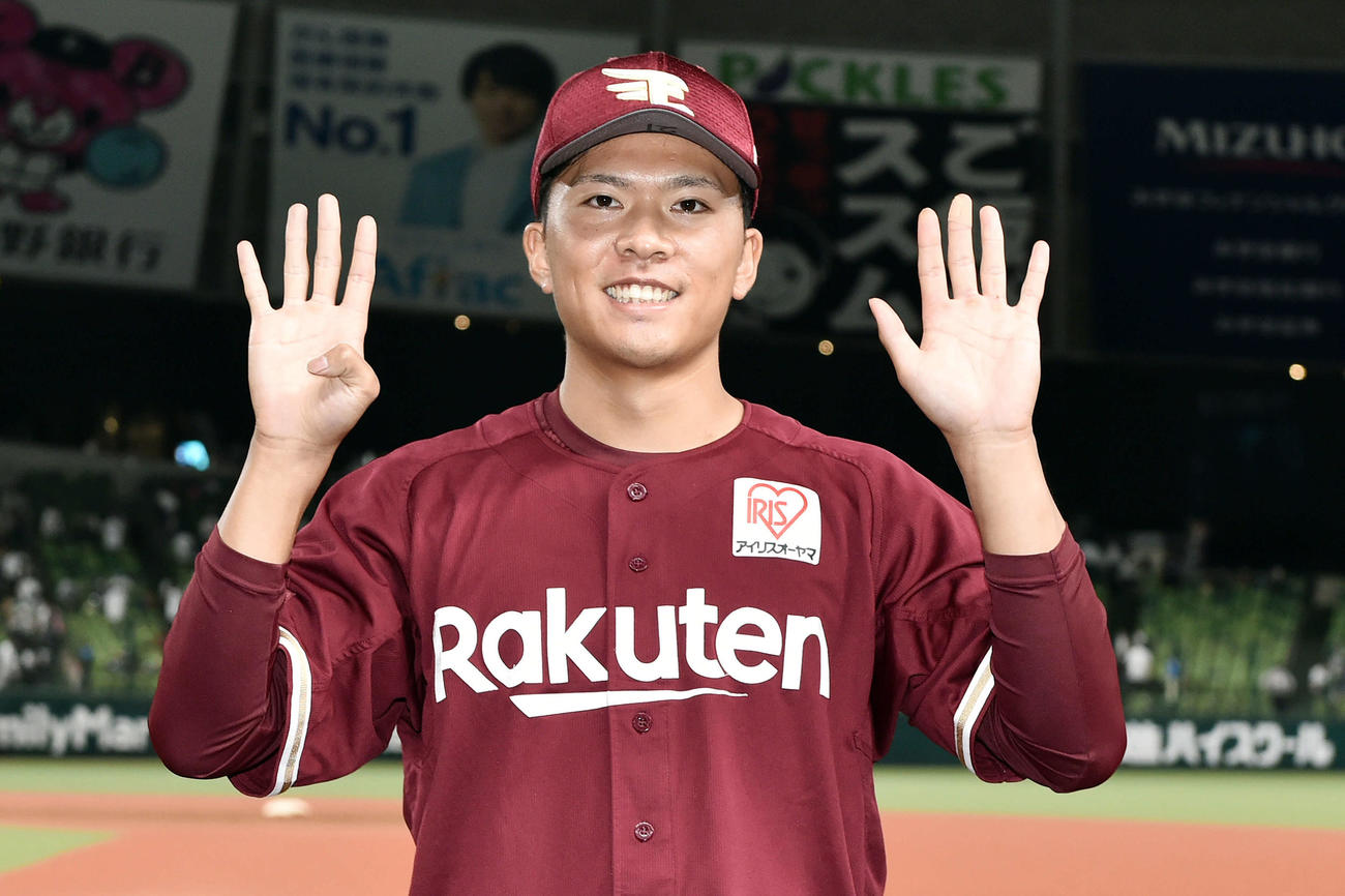 西武対楽天　9勝目を挙げ手で「9」のポーズを決める早川（撮影・滝沢徹郎）