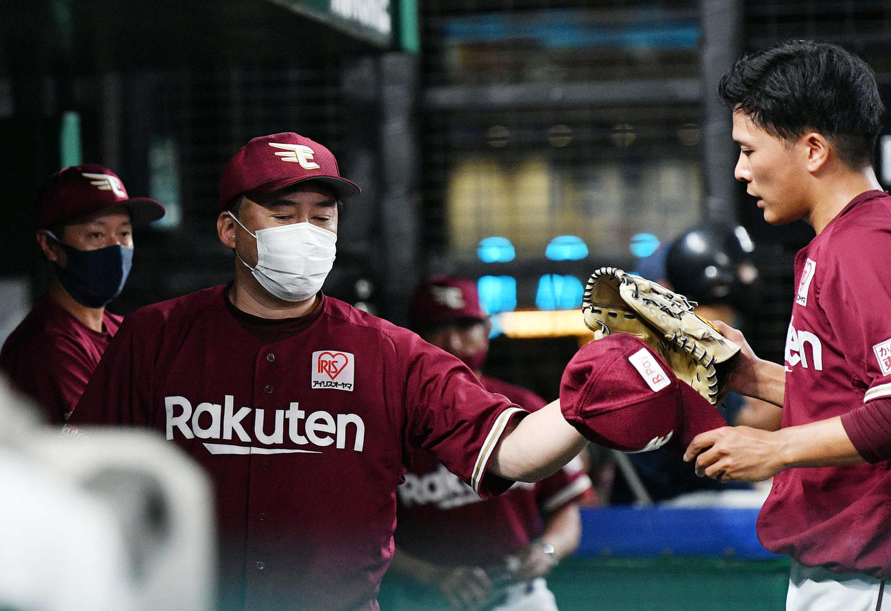西武対楽天　6回、交代しベンチへ引き揚げた楽天早川（右）を迎える石井GM兼監督（撮影・滝沢徹郎）