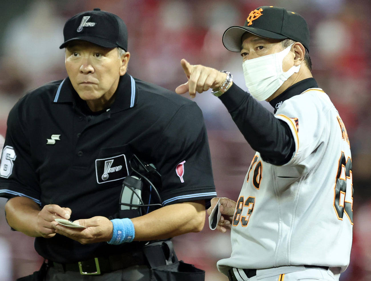 広島対巨人　8回表を終え、選手の交代を告げる原監督（右）（撮影・狩俣裕三）