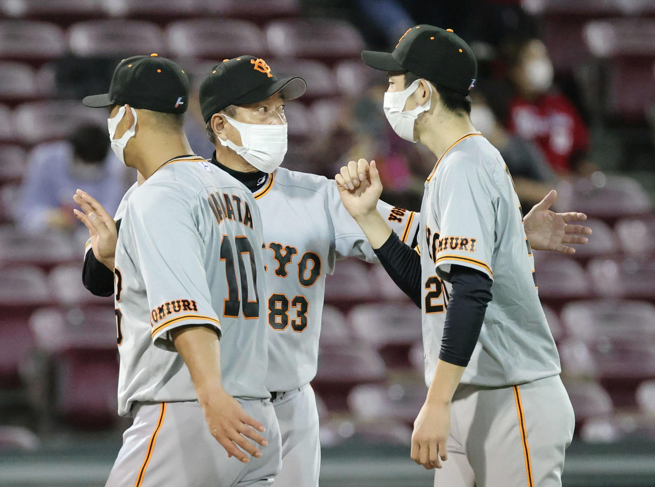 広島対巨人　戸郷（右）や中田（左）を迎える原監督（撮影・加藤孝規）