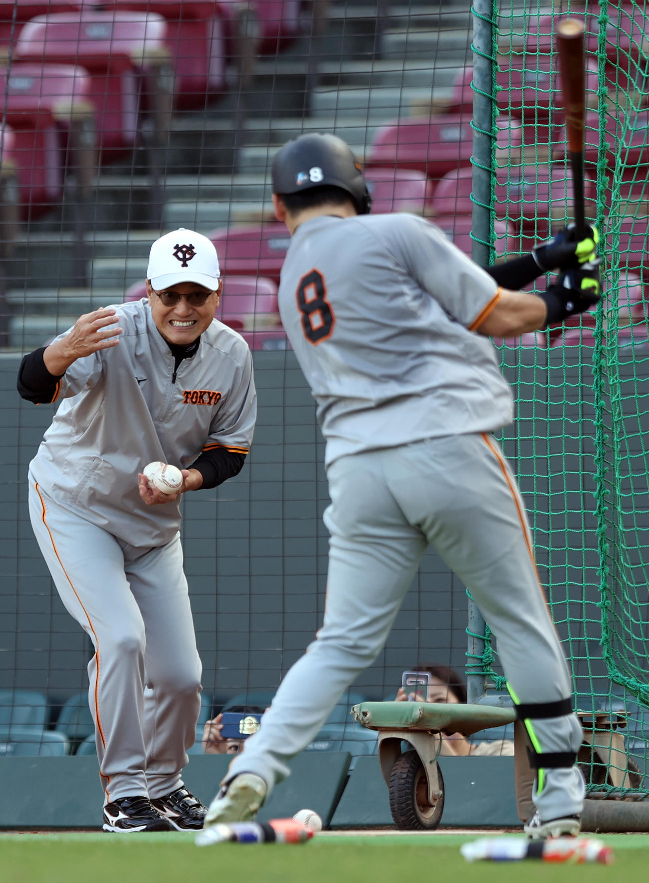 広島対巨人　試合前の練習で丸（手前）を直接指導する原監督（撮影・狩俣裕三）