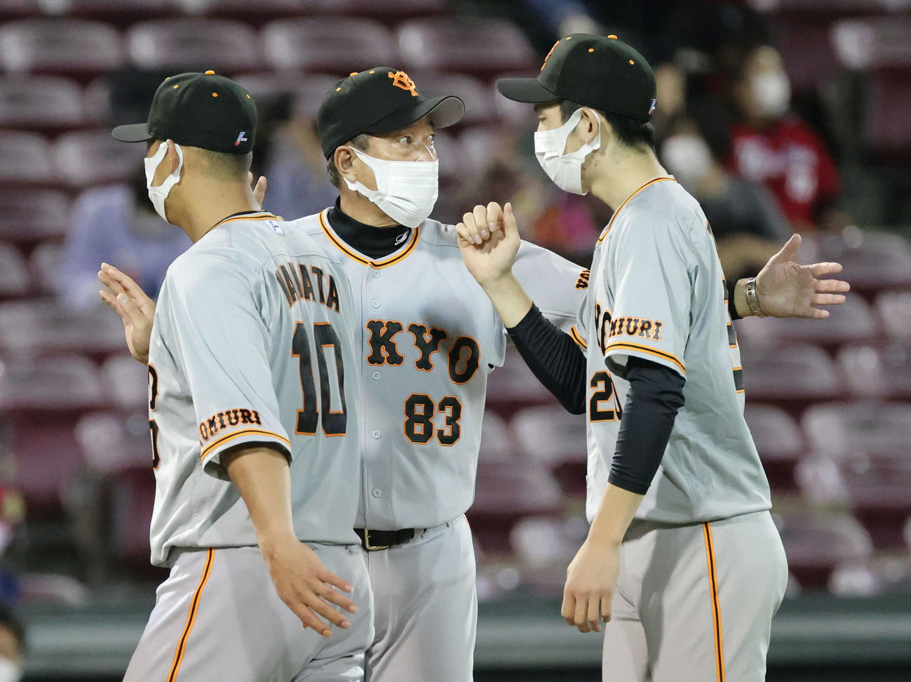 広島対巨人　戸郷（右）を迎える原監督（撮影・加藤孝規）