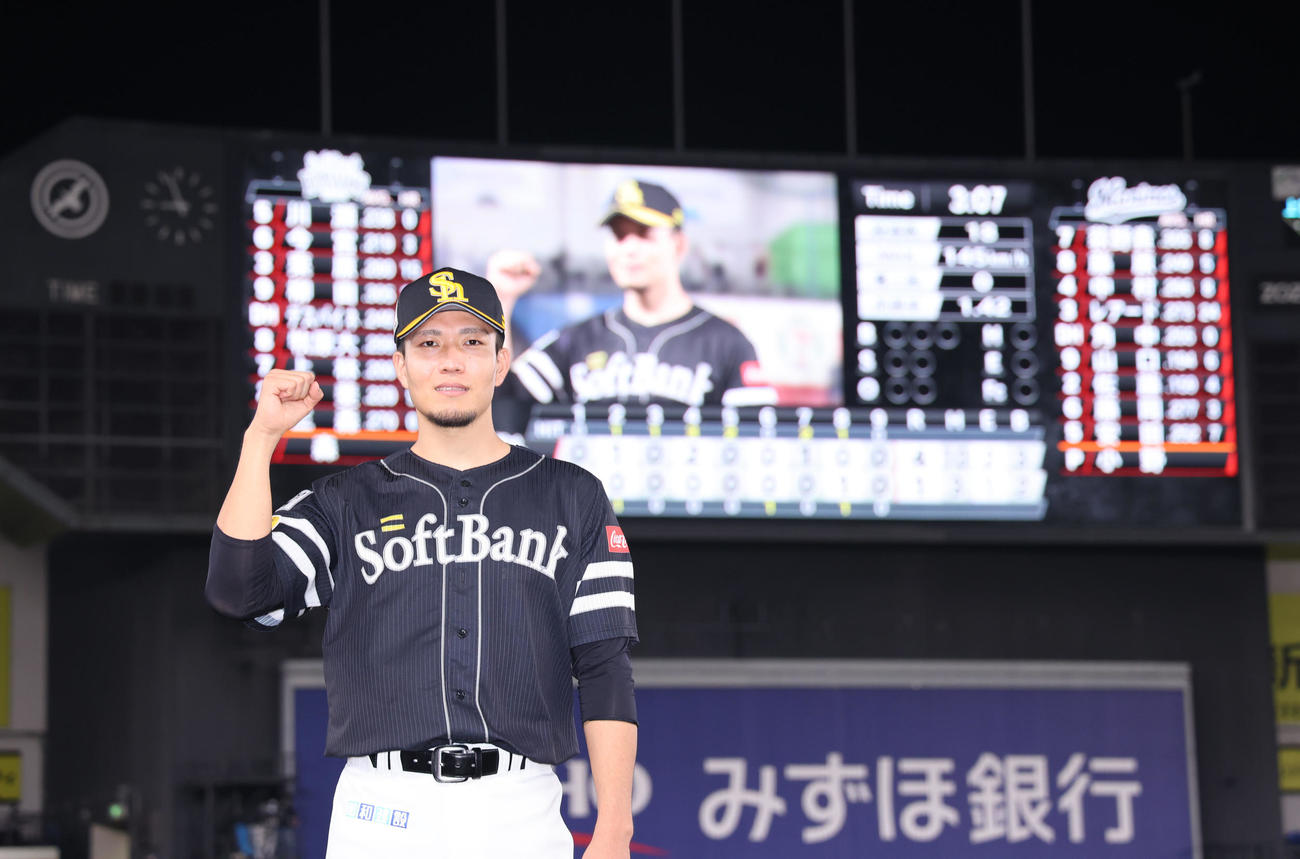 ロッテ対ソフトバンク　ロッテに勝利しヒーローインタビューを終えたソフトバンク千賀は写真に納まる（撮影・垰建太）