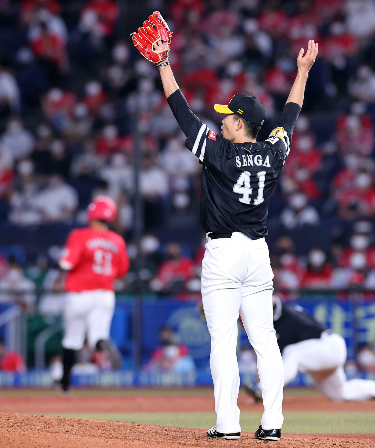 ロッテ対ソフトバンク　5回裏ロッテ1死、山口（左）の打球を好守の今宮に思わずバンザイする千賀（撮影・垰建太）