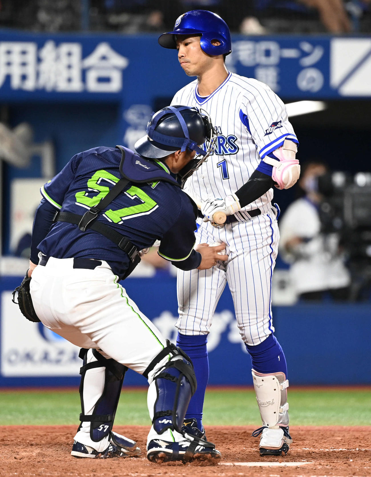 DeNA対ヤクルト　5回裏DeNA2死、ワンバウンドの投球を空振り三振した桑原（右）は捕手古賀にタッチされる（撮影・山崎安昭）