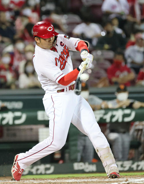 広島鈴木誠也が3割1分5厘打で打率首位 打席の中でバット短く持つ