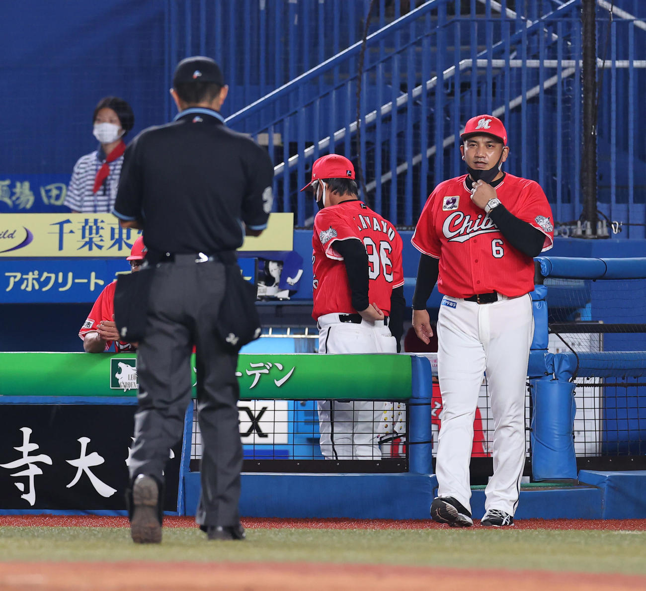 ロッテ対ソフトバンク　6回裏ロッテ2死一塁、藤原が三振に倒れ渋い表情で交代を告げにベンチを出る井口監督（右）（撮影・垰建太）