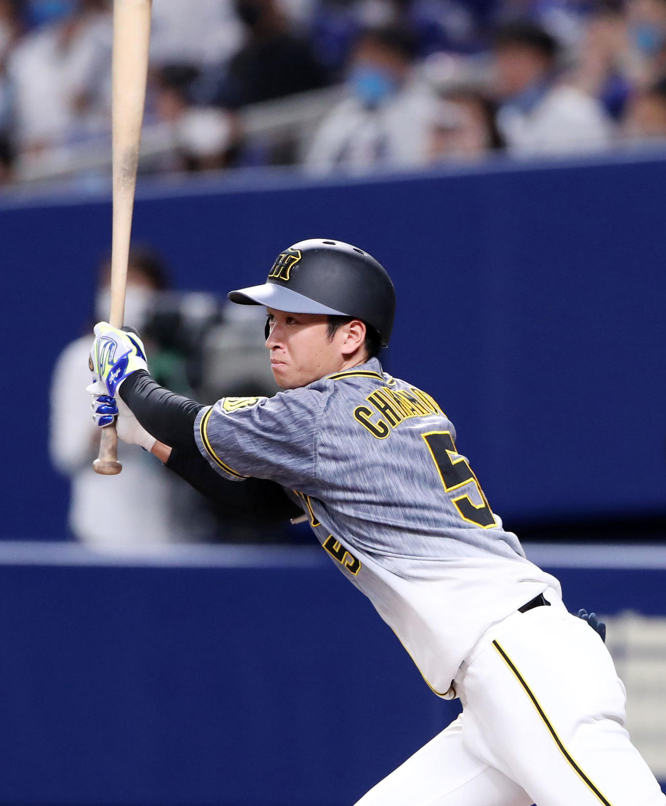 中日対阪神　8回表阪神無死、近本は左前打を放つ（2021年9月22日撮影）