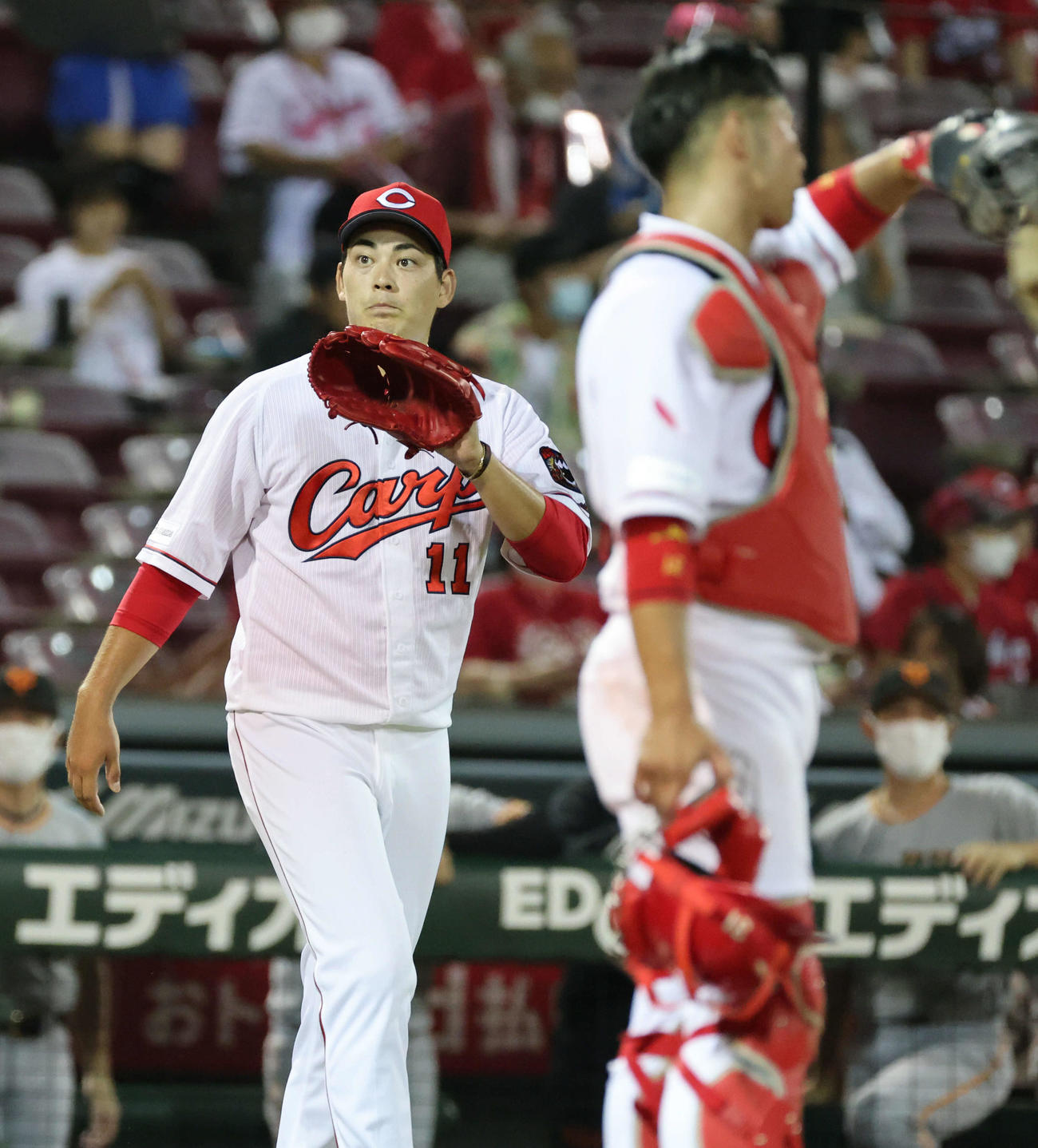 広島対巨人　3回表巨人1死一塁、坂本勇に右中間越え適時二塁打を打たれた九里。右は坂倉（撮影・加藤孝規）