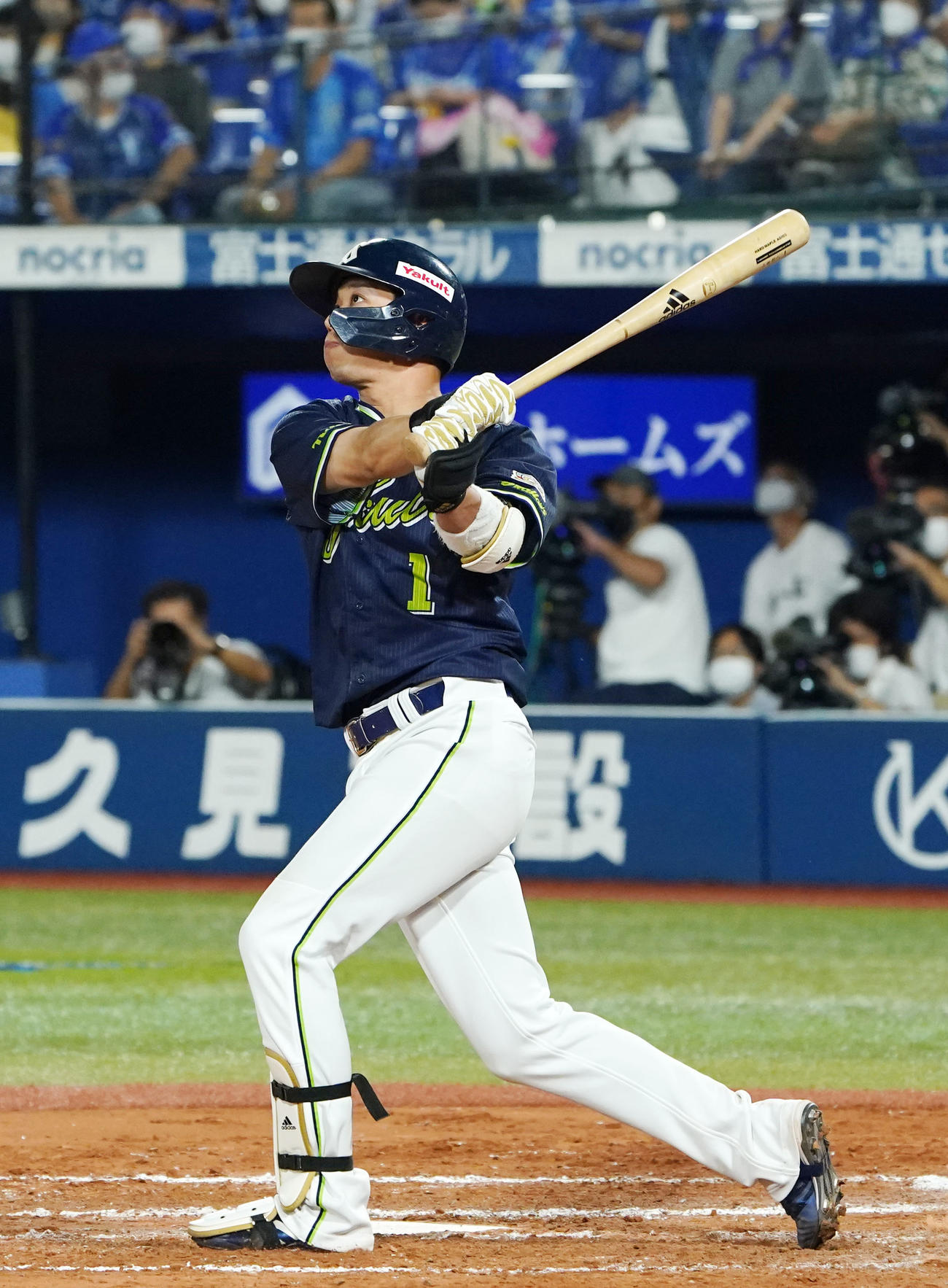 DeNA対ヤクルト　8回表ヤクルト1死、左越え本塁打を放つ山田（撮影・横山健太）