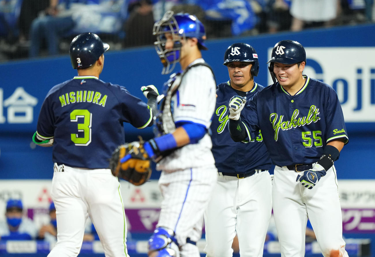 DeNA対ヤクルト　4回表ヤクルト2死一、二塁、左越え3点本塁打を放った西浦（左）を笑顔で迎える、右から村上、オスナ（撮影・横山健太）