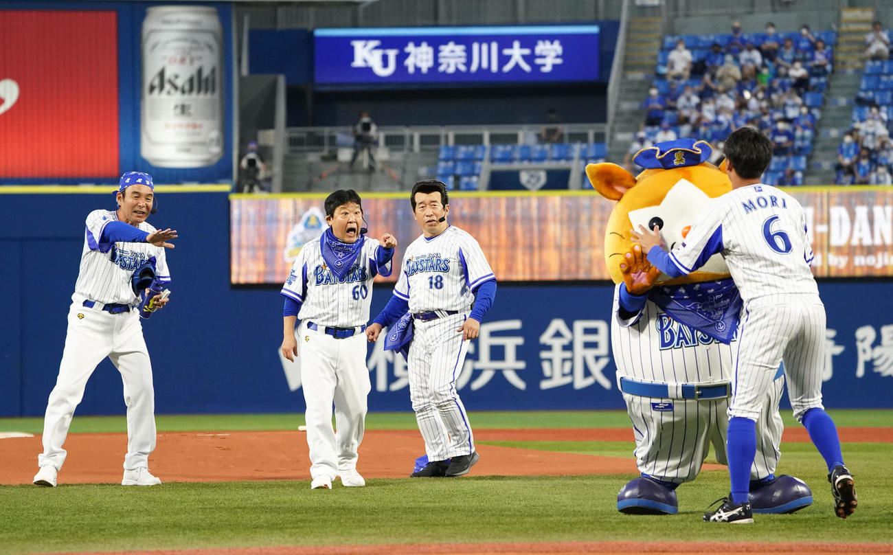 DeNA対ヤクルト　始球式をDeNA森敬斗に打たれけんかになるダチョウ〓（人ベンに貝の目が組のツクリ）楽部（撮影・横山健太）